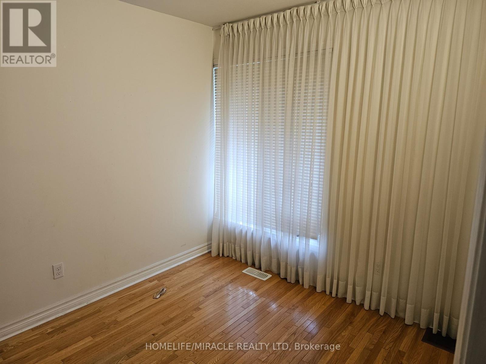 17 West Park Avenue, Hamilton, Ontario  L8S 3M4 - Photo 17 - X12189644