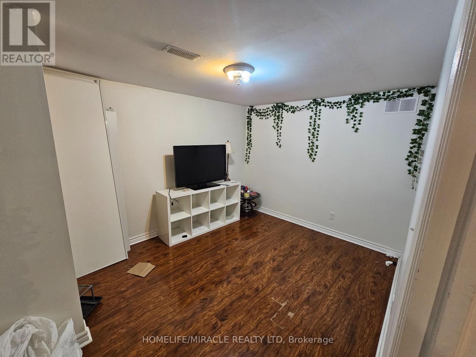 17 West Park Avenue, Hamilton, Ontario  L8S 3M4 - Photo 2 - X12189644