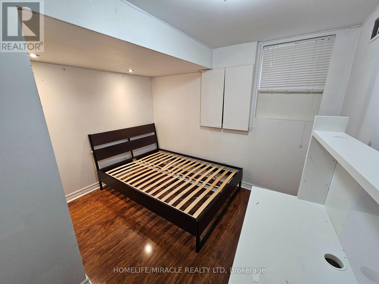 17 West Park Avenue, Hamilton, Ontario  L8S 3M4 - Photo 4 - X12189644
