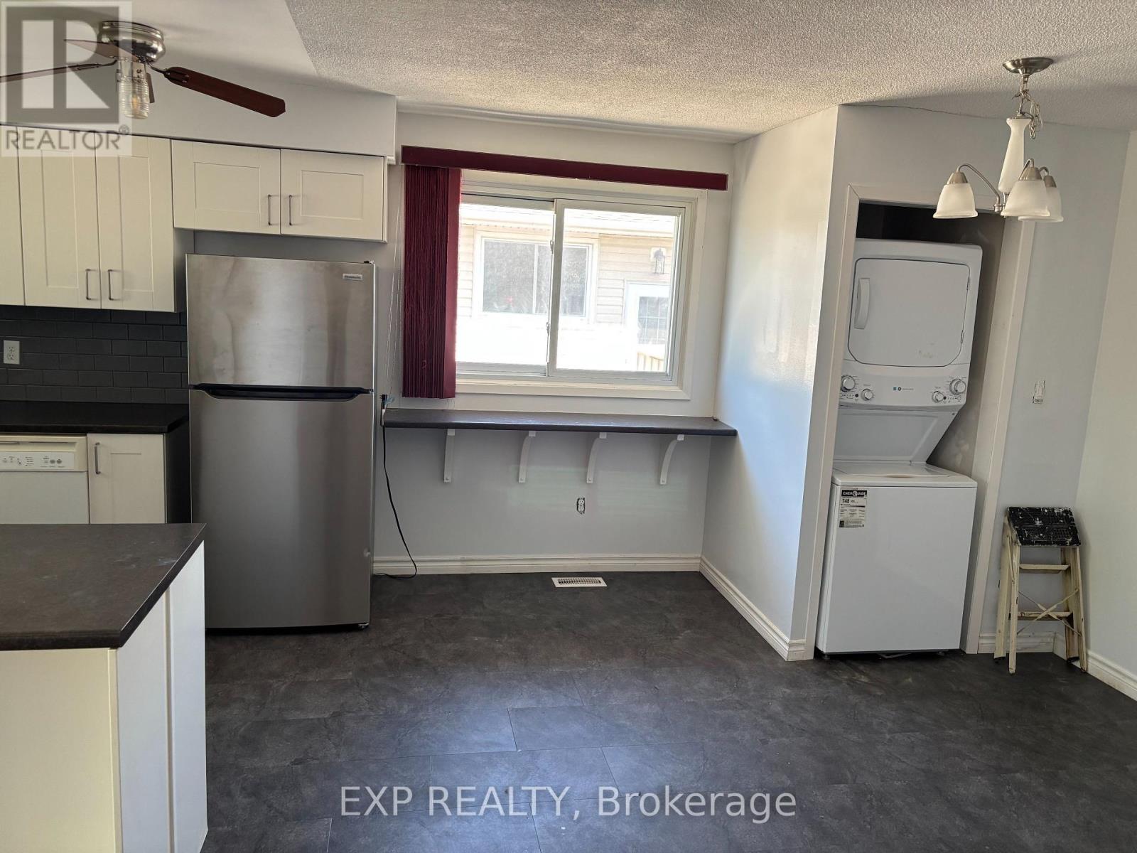 67 Chantal Court, Welland, Ontario  L3B 5V3 - Photo 4 - X12189756