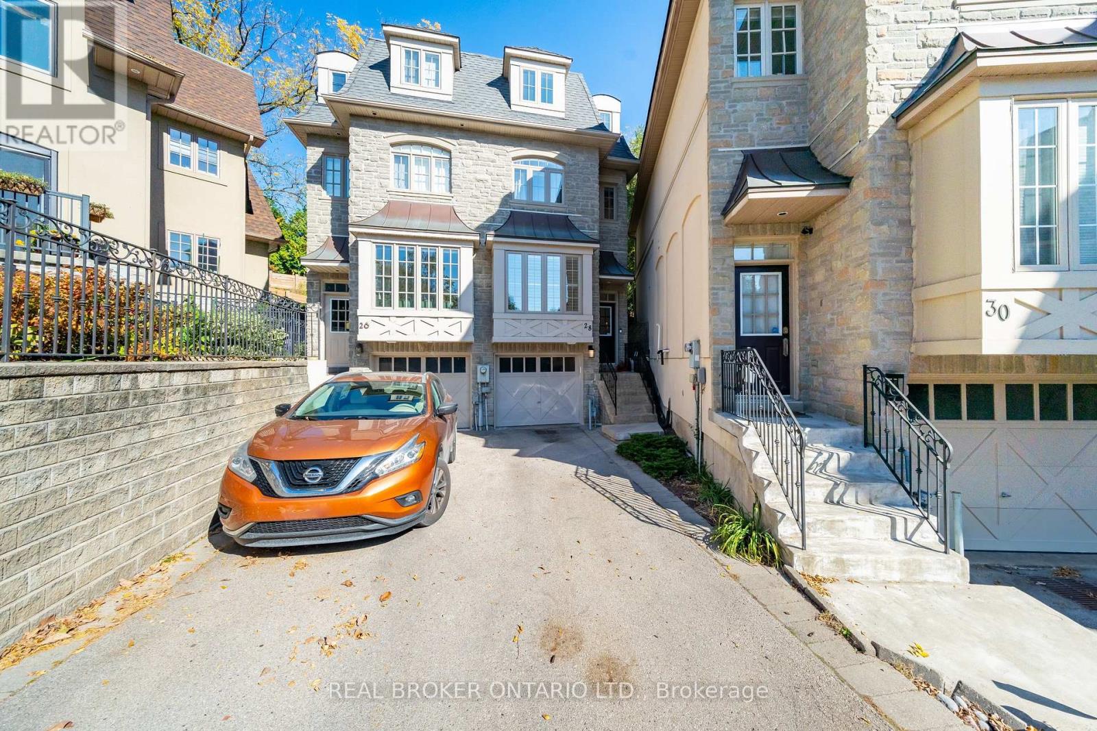 28 CORINTH GARDENS, Toronto, Ontario