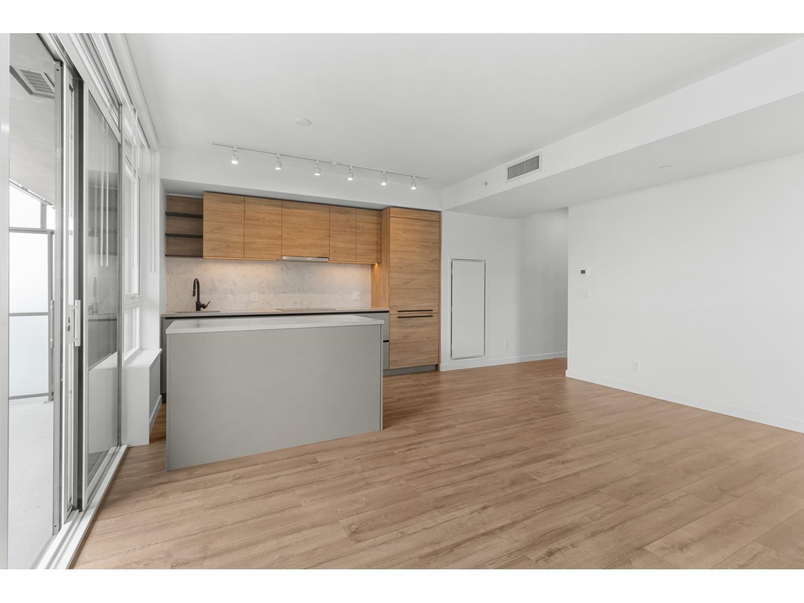 2210 10448 University Drive, Surrey, British Columbia  V3T 0S7 - Photo 2 - R3009801