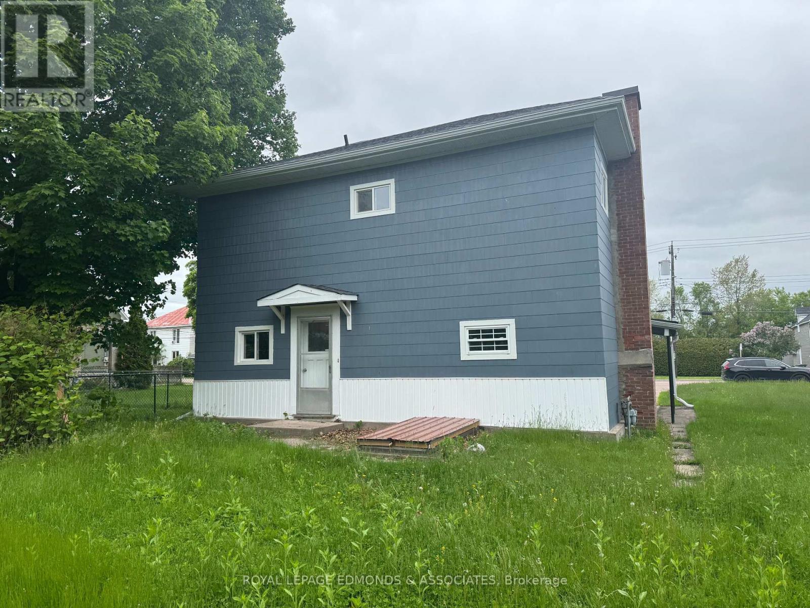256 Renfrew Street, Pembroke, Ontario  K8A 5S1 - Photo 7 - X12189718