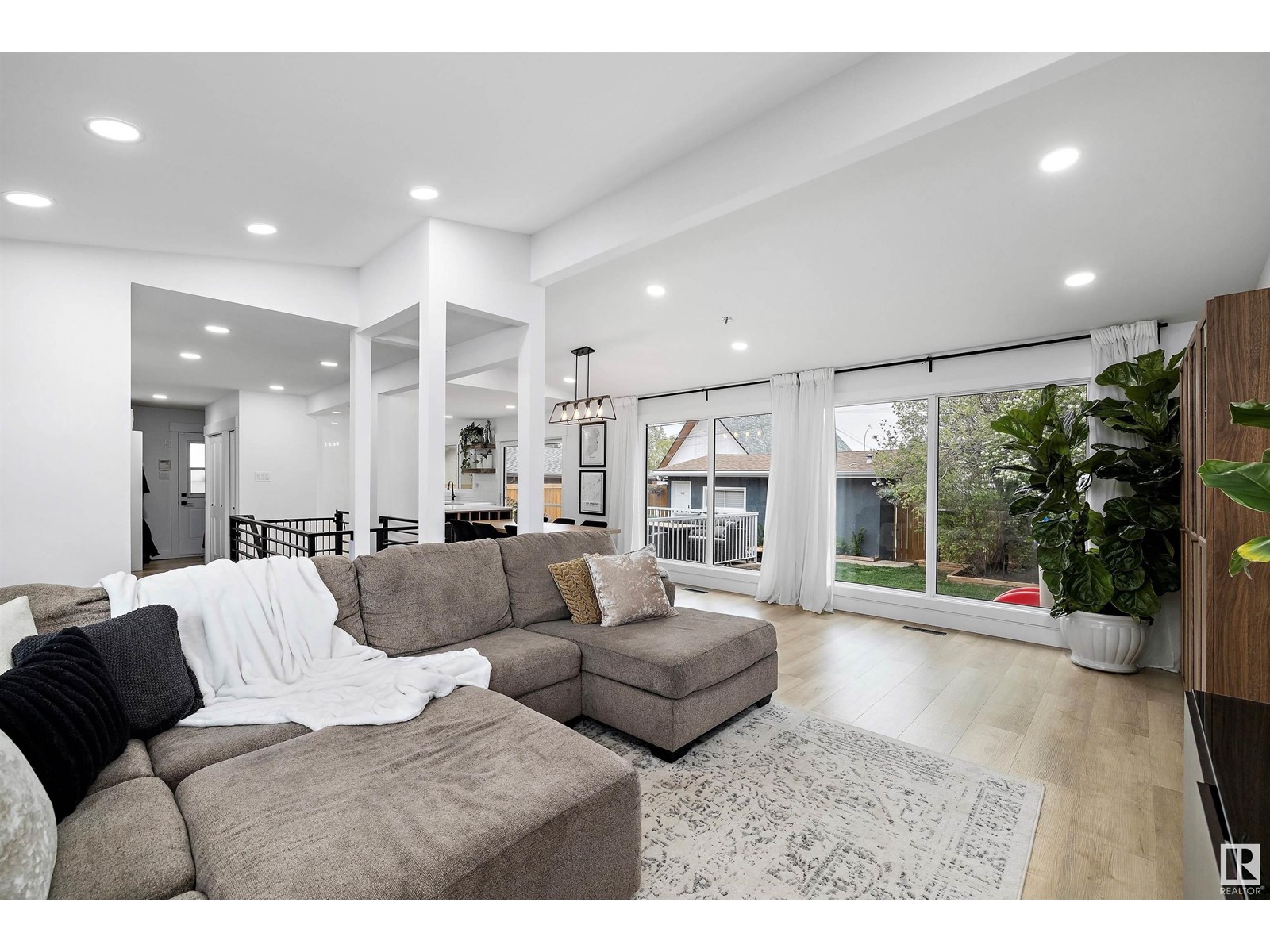 Property at 6916 97 AV NW image 3
