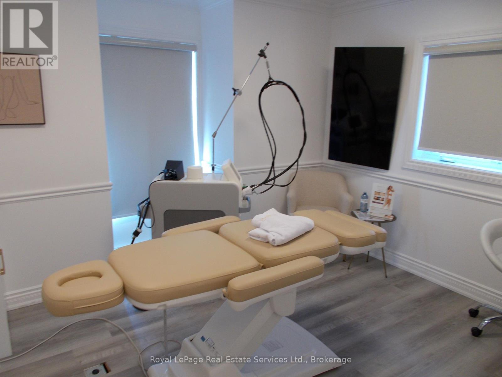 124 Wilson Street, Oakville, Ontario  L6K 3G8 - Photo 9 - W12190009