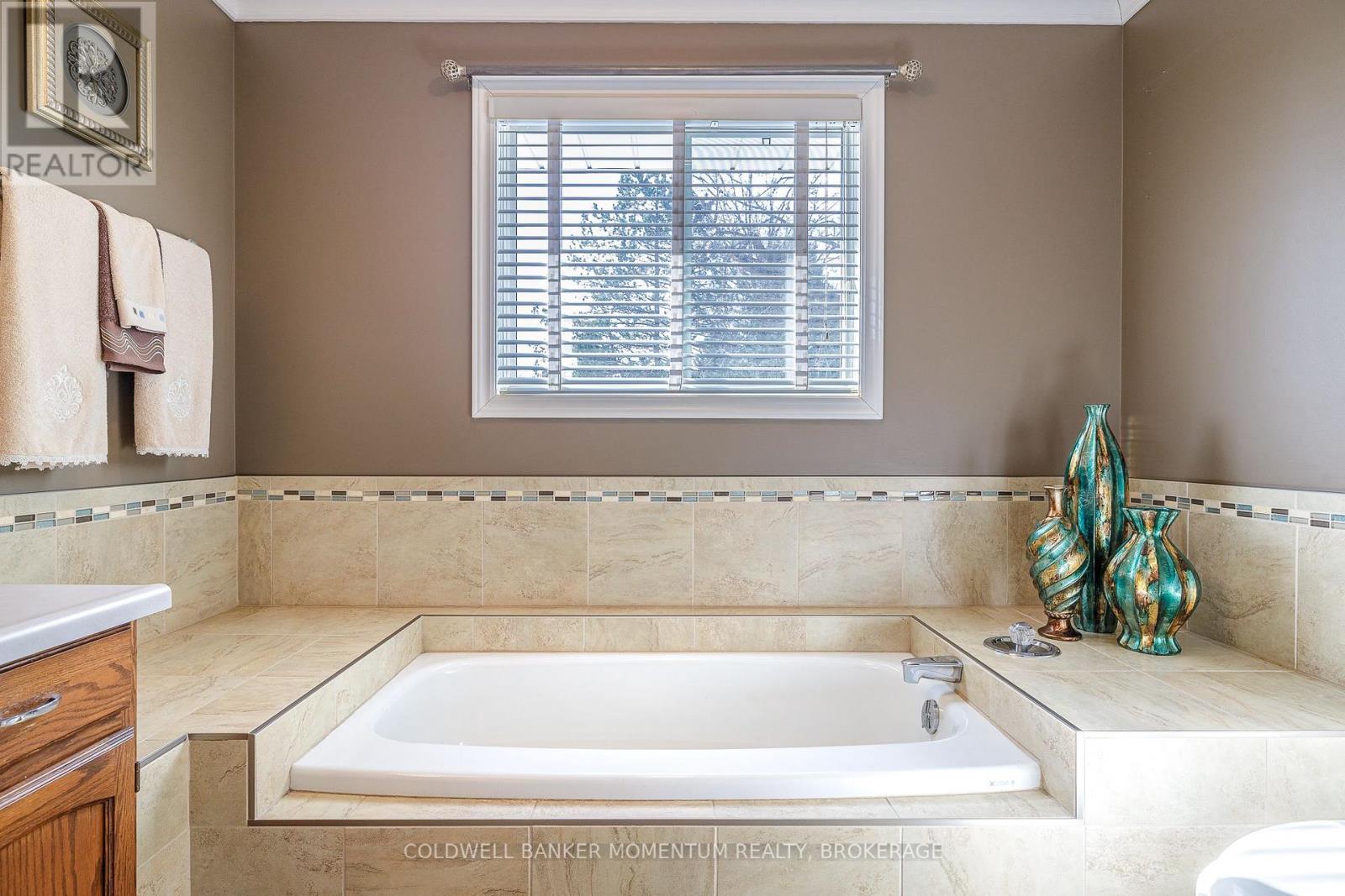 2 Greenvale Court, Pelham (Fonthill), Ontario  L0S 1E1 - Photo 26 - X12189968