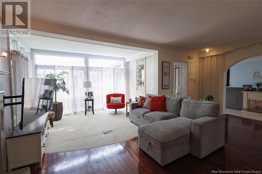 Property at 53 34e Avenue image 3