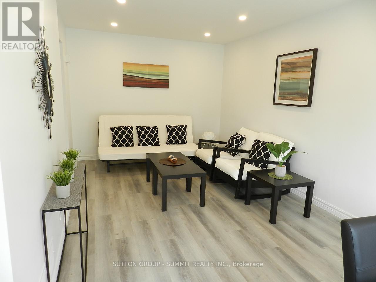 678 Galloway Crescent, Mississauga, Ontario  L5C 3W1 - Photo 3 - W12189856