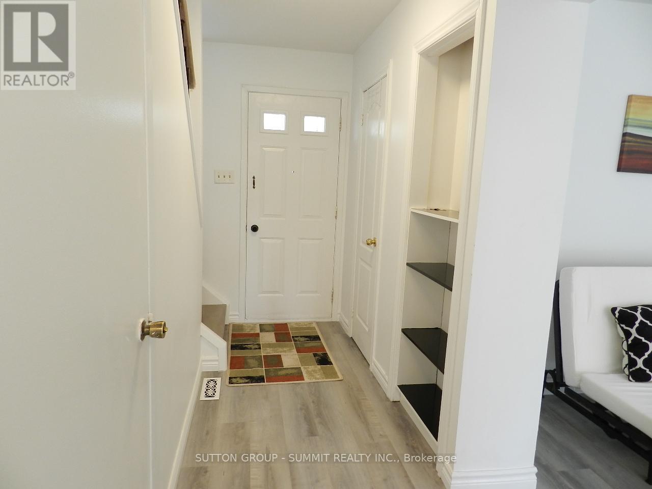 678 Galloway Crescent, Mississauga, Ontario  L5C 3W1 - Photo 4 - W12189856