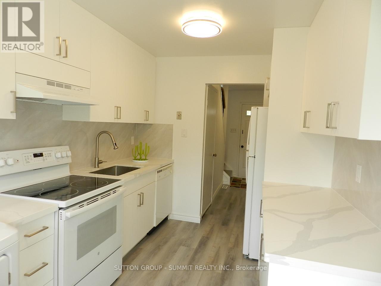678 Galloway Crescent, Mississauga, Ontario  L5C 3W1 - Photo 5 - W12189856