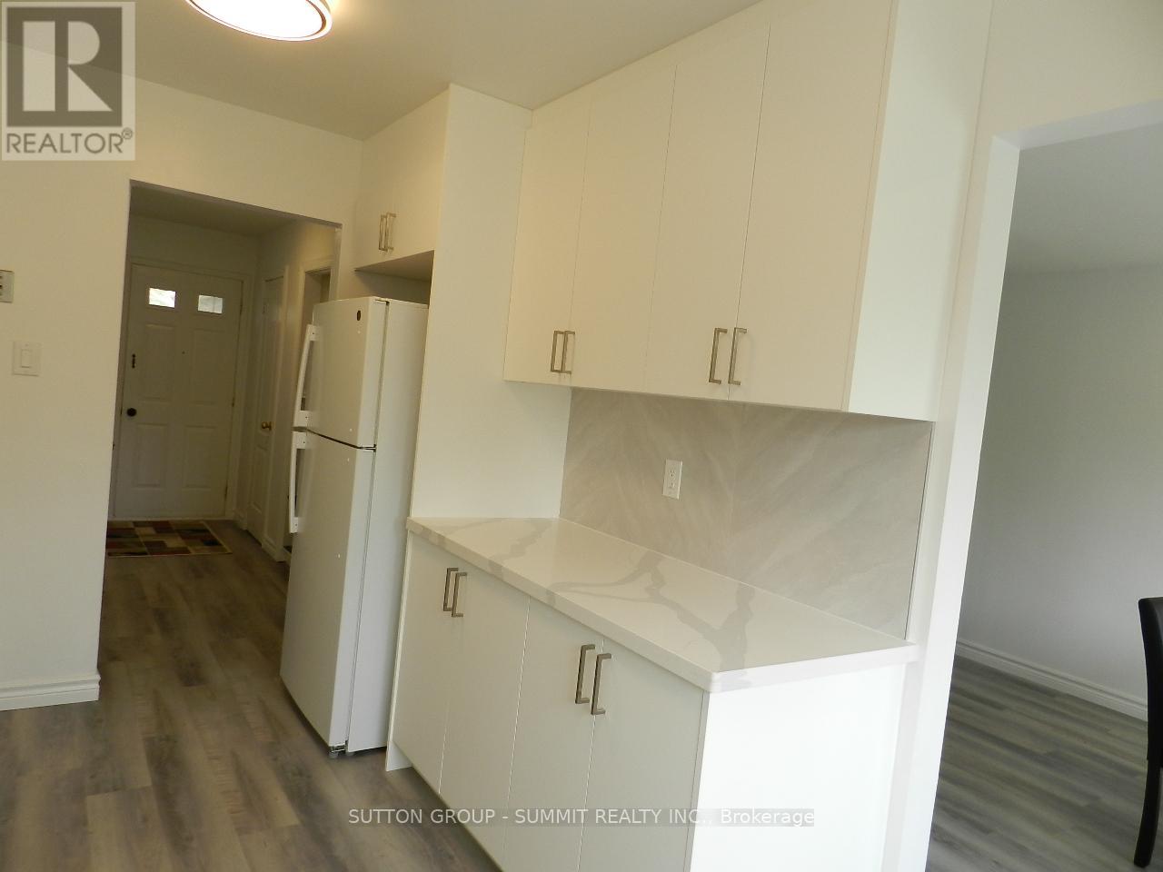 678 Galloway Crescent, Mississauga, Ontario  L5C 3W1 - Photo 6 - W12189856