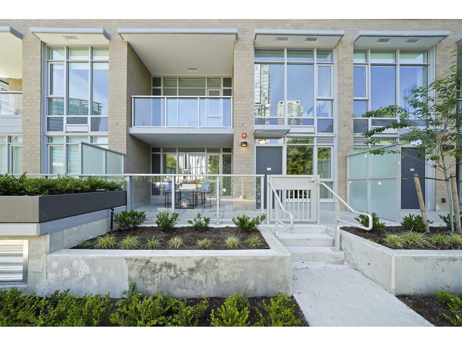 8 13350 Central Avenue, Surrey, British Columbia  V3T 0S1 - Photo 1 - R3009875