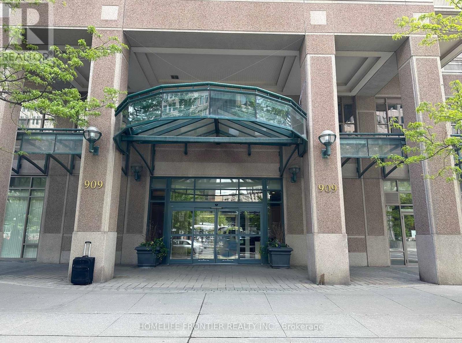 417 - 909 Bay Street, Toronto (Bay Street Corridor), Ontario  M5S 3G2 - Photo 2 - C12189893