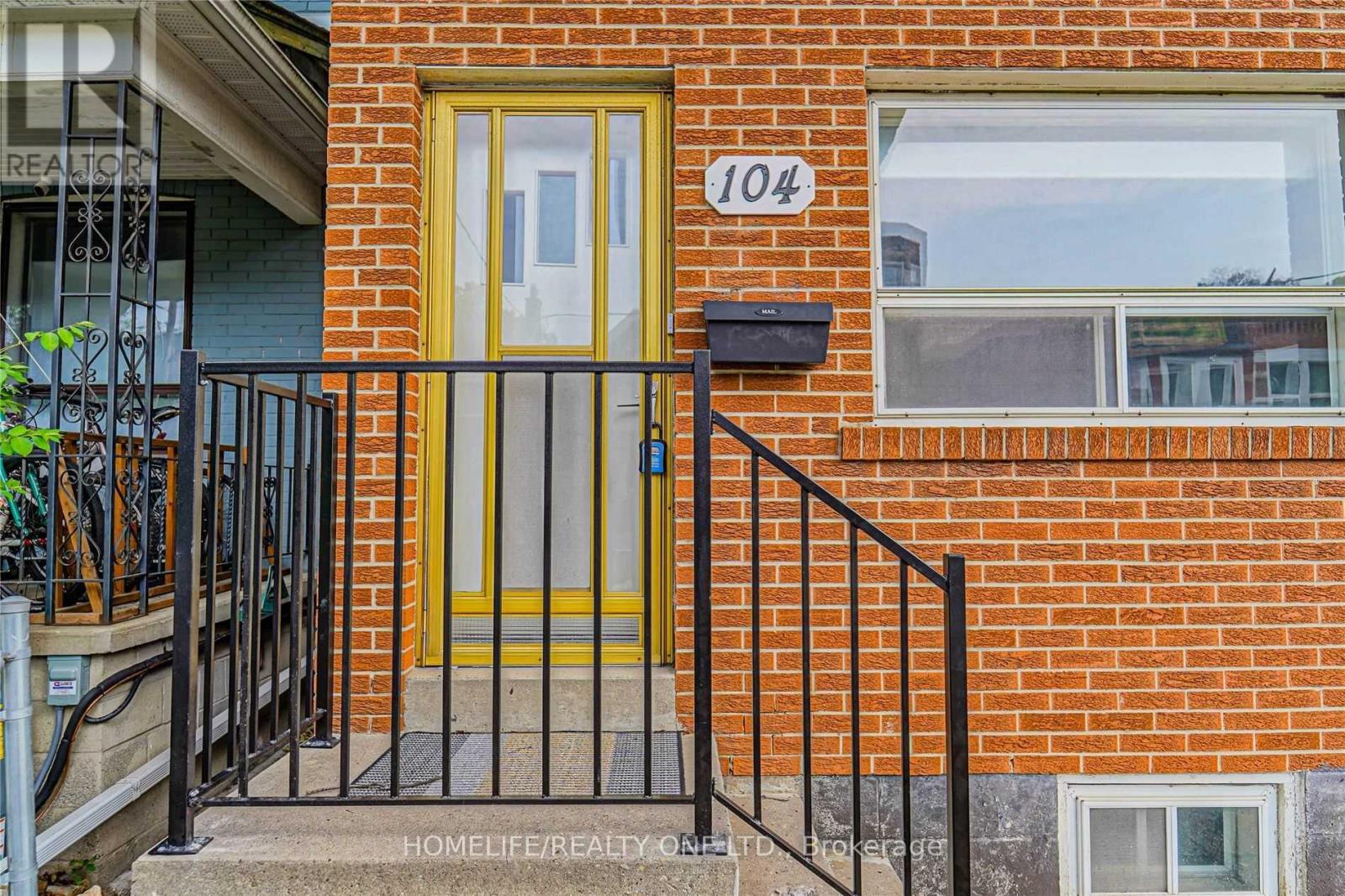 Main - 104 Benson Avenue, Toronto (Wychwood), Ontario  M6G 2J1 - Photo 3 - C12189997