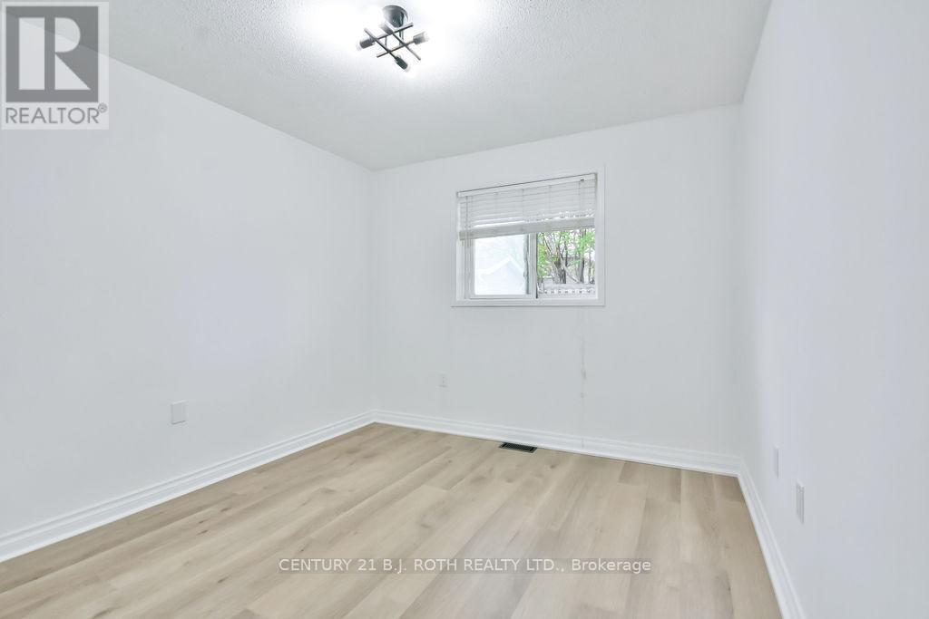 105 Monique Crescent, Barrie, Ontario  L4M 6Y5 - Photo 10 - S12189959