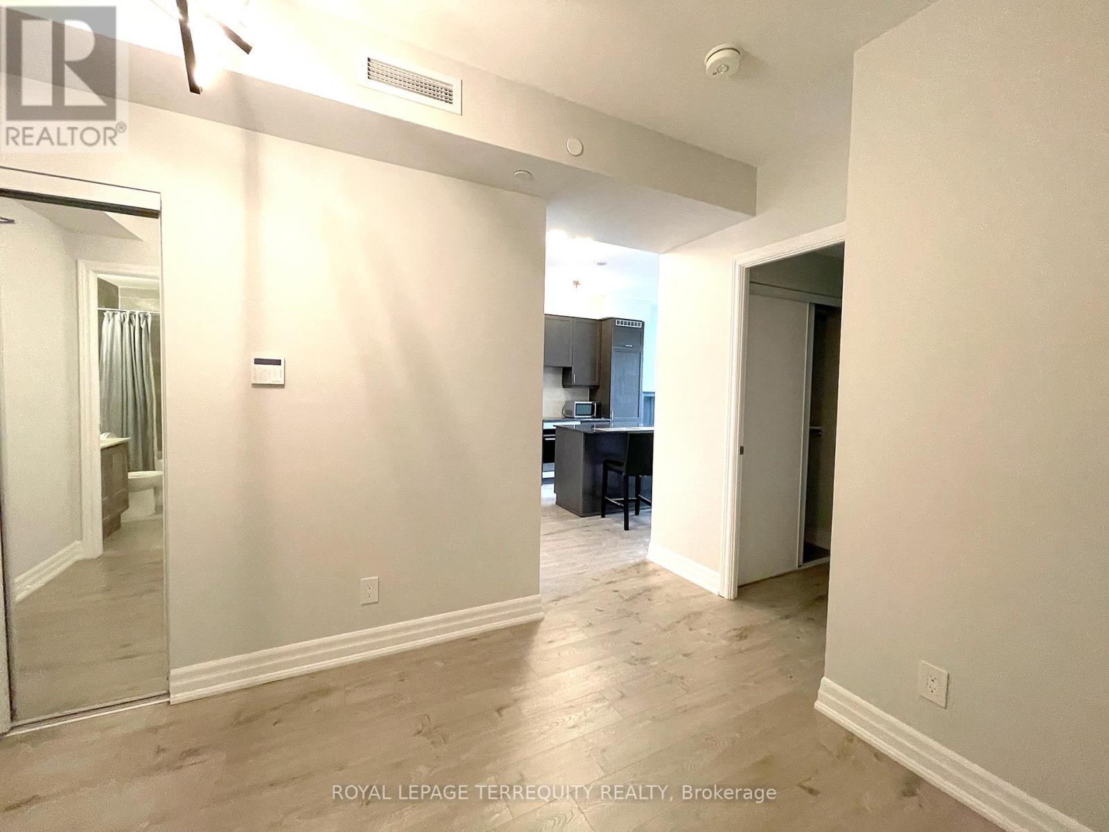 303 - 9075 Jane Street, Vaughan, Ontario  L4K 0L7 - Photo 5 - N12189925