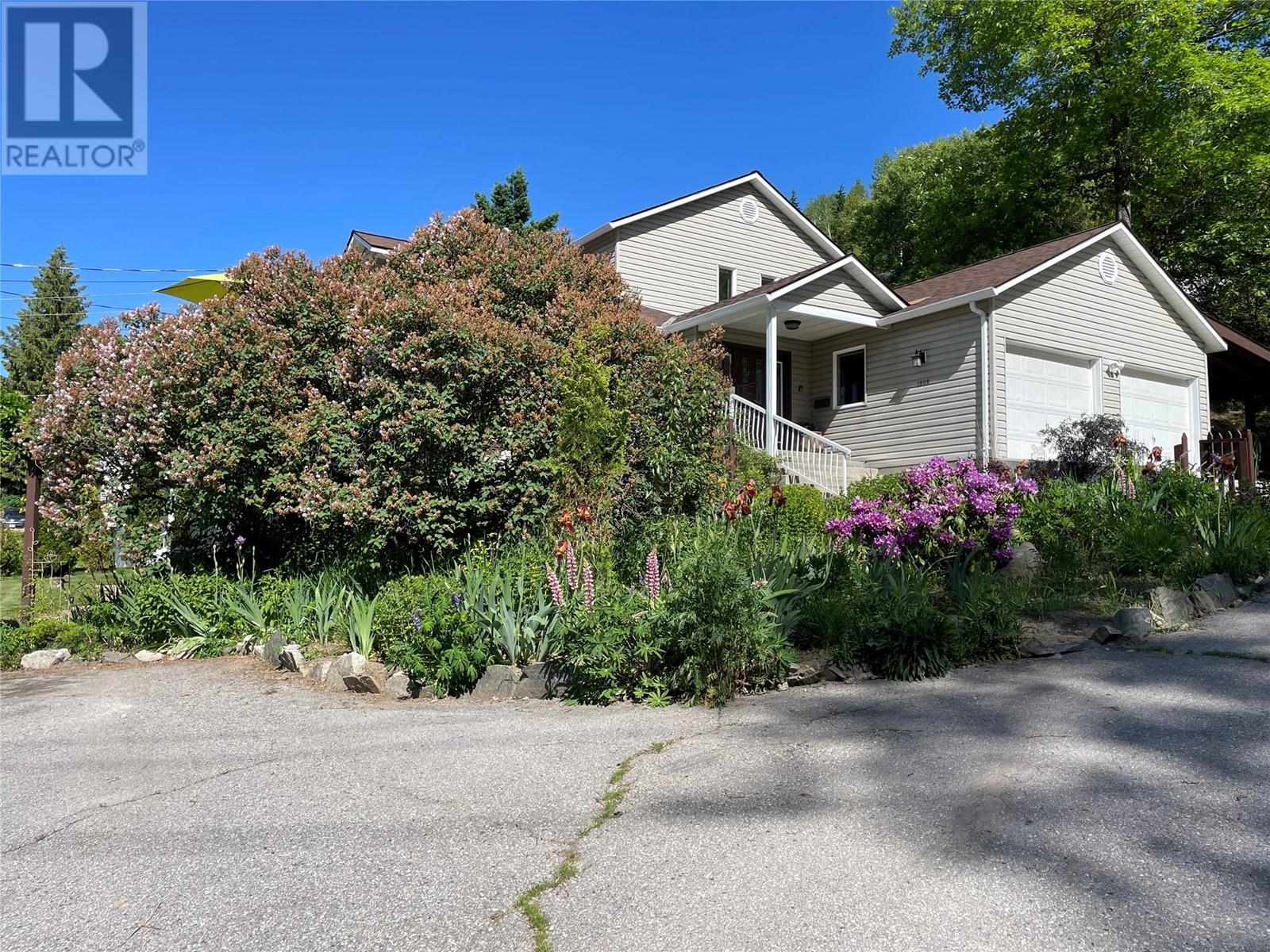 1208 Selby Street, Nelson, British Columbia  V1L 2W3 - Photo 5 - 10350428
