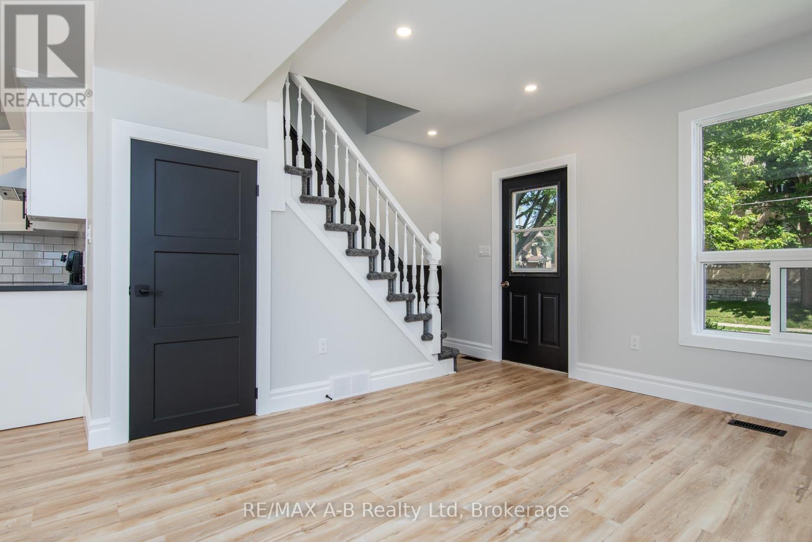124 King Street, Stratford, Ontario N5A 4R9 - Photo 7 - X12190042
