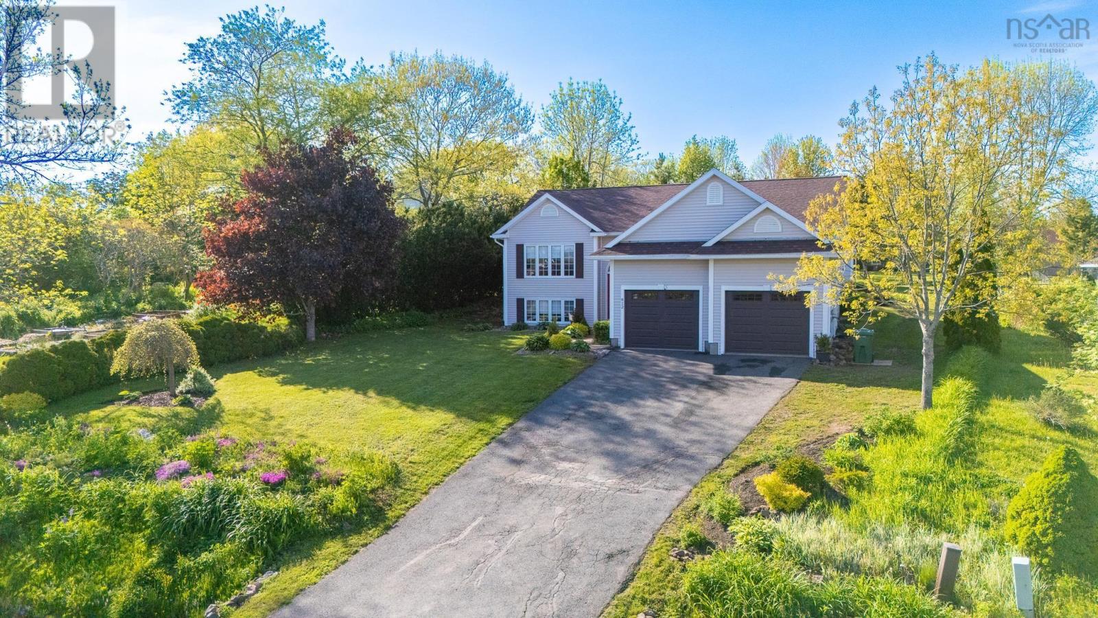 Property at 812 Summerfield Court image 4