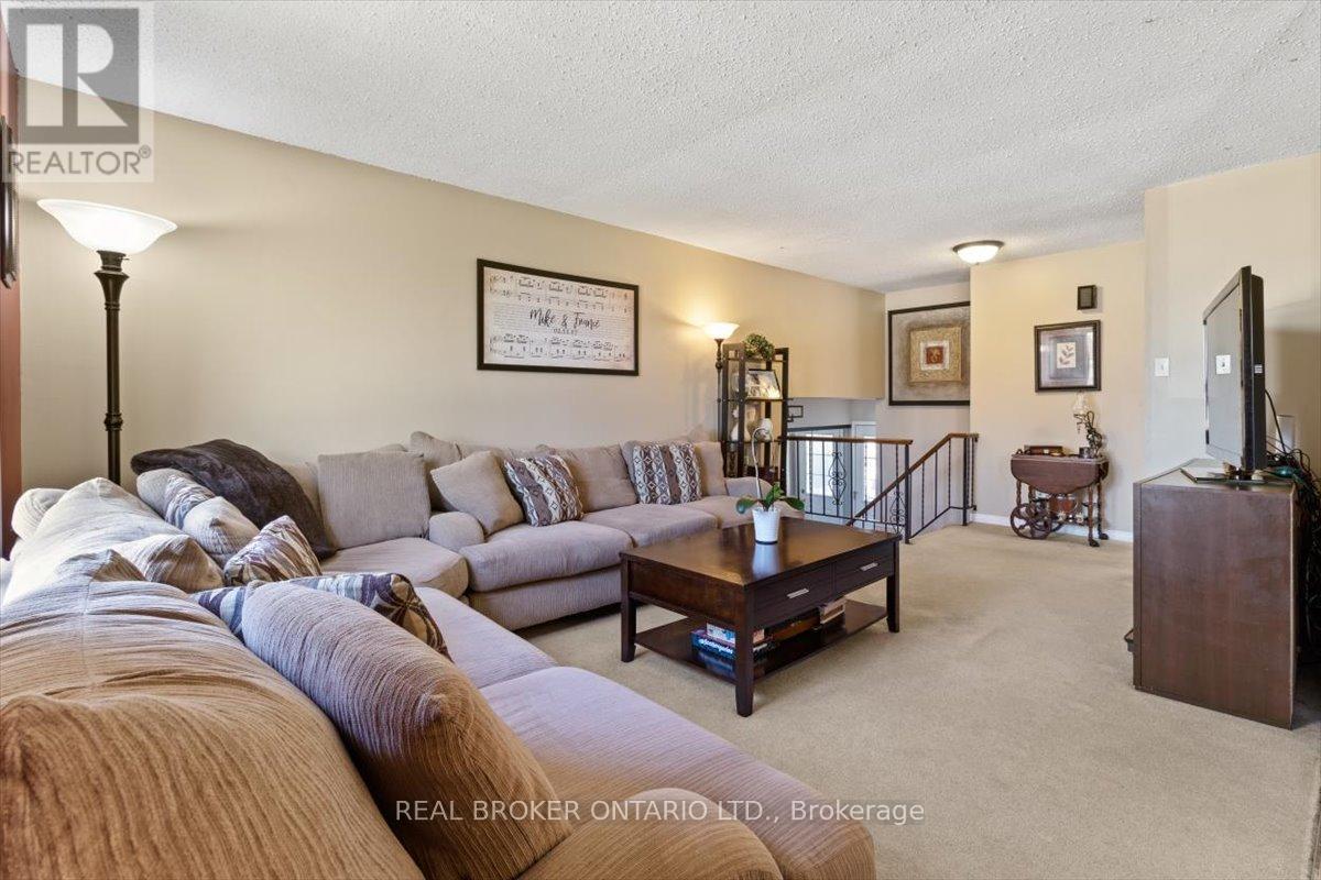 51 Southglen Road, Brantford, Ontario  N3R 6Z9 - Photo 9 - X12063332