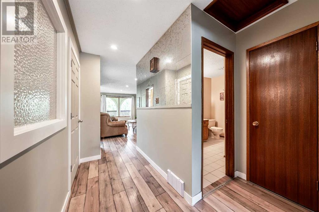 7 Silverdale Place Nw, Calgary, Alberta  T3B 4C4 - Photo 3 - A2222149