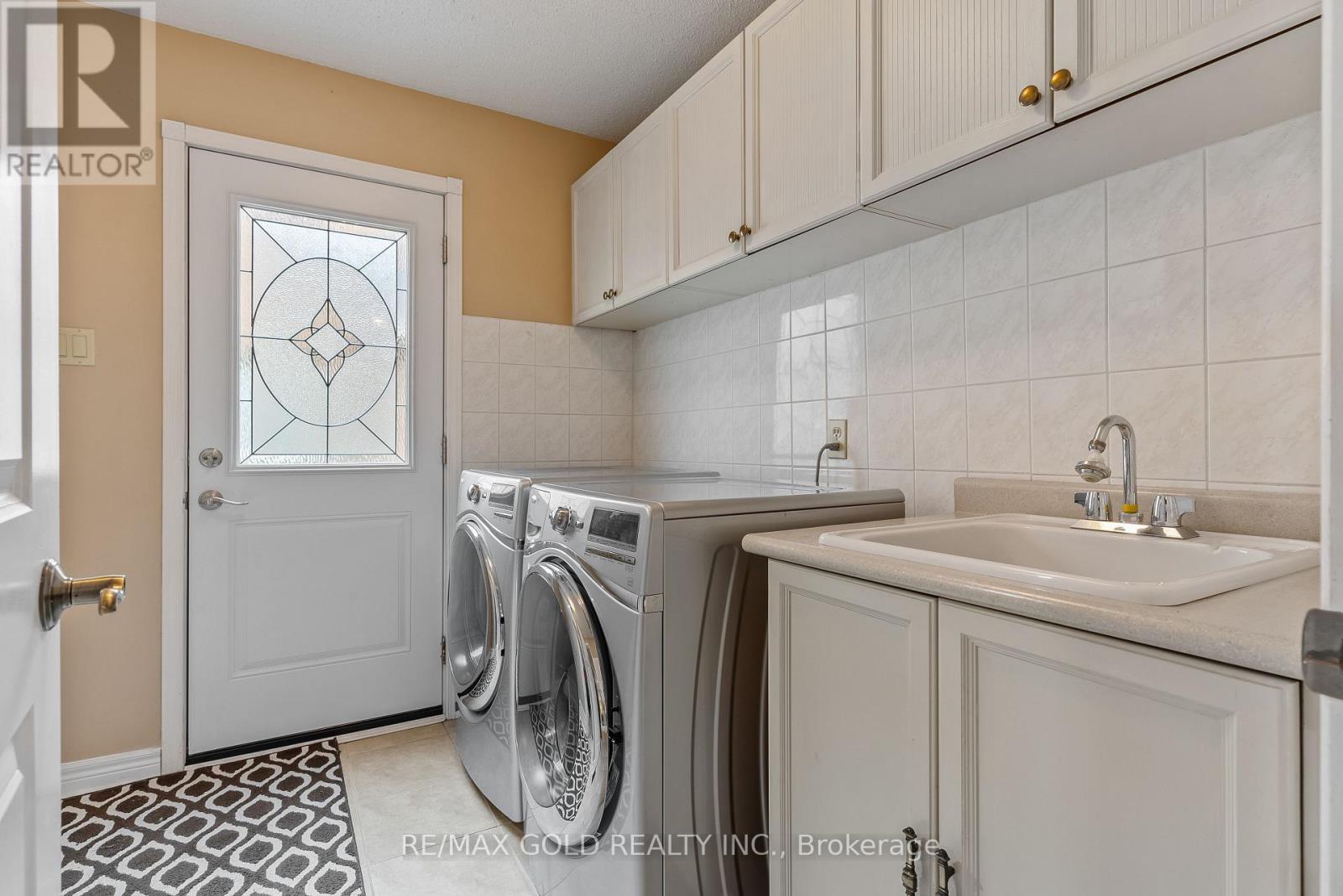 58 Hall Crescent, Brampton (Northwood Park), Ontario  L6X 3J5 - Photo 5 - W12190034