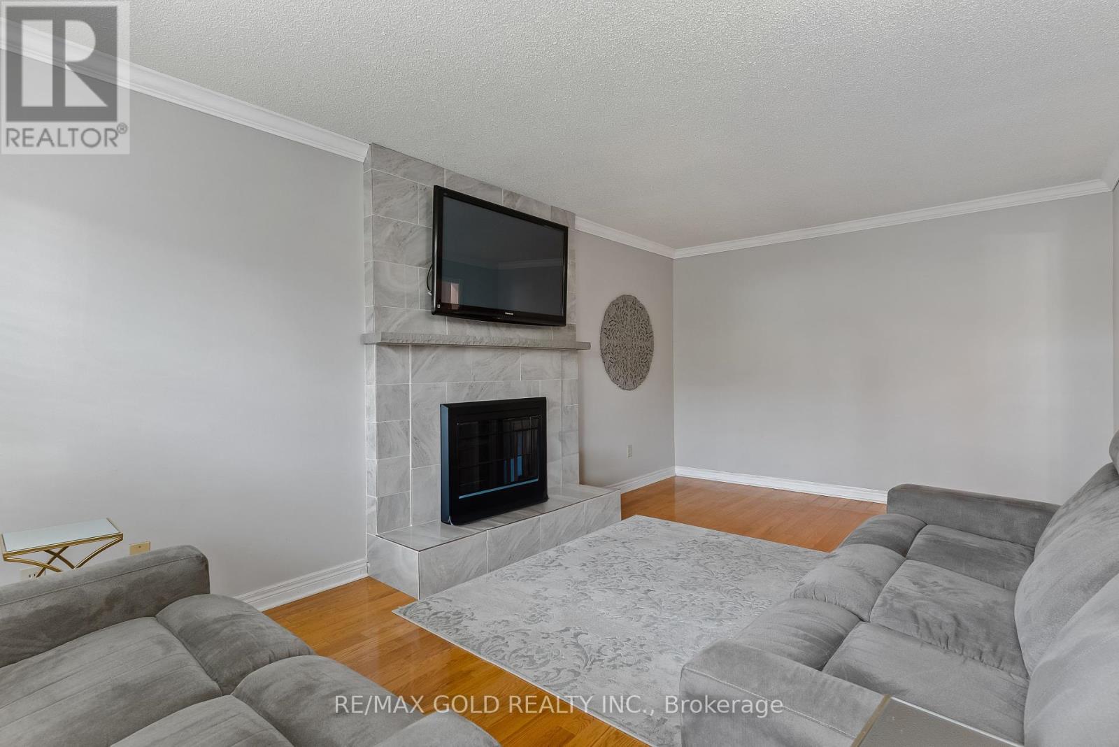 58 Hall Crescent, Brampton (Northwood Park), Ontario  L6X 3J5 - Photo 9 - W12190034