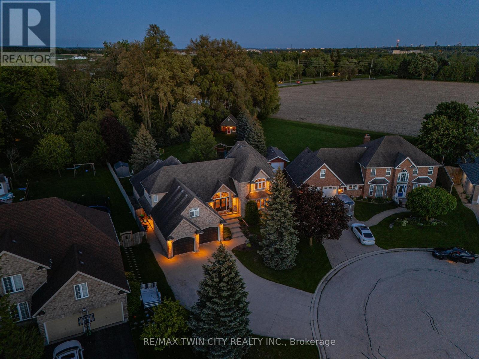 Property at 18 WEBERLYN CRESCENT image 5