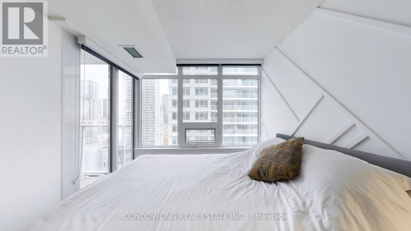 1810 - 19 Bathurst Street, Toronto, Ontario  M5V 0N2 - Photo 8 - C12190216