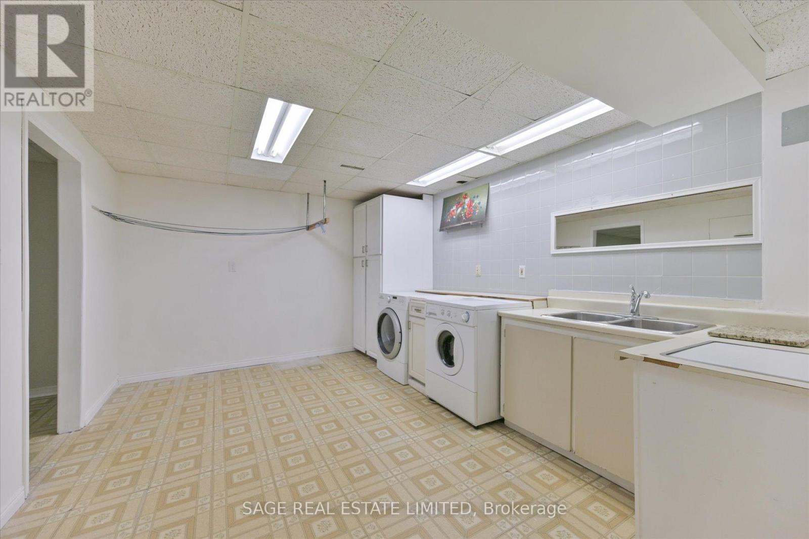 1 Goa Court, Toronto (Alderwood), Ontario  M8W 4Y2 - Photo 39 - W12190233