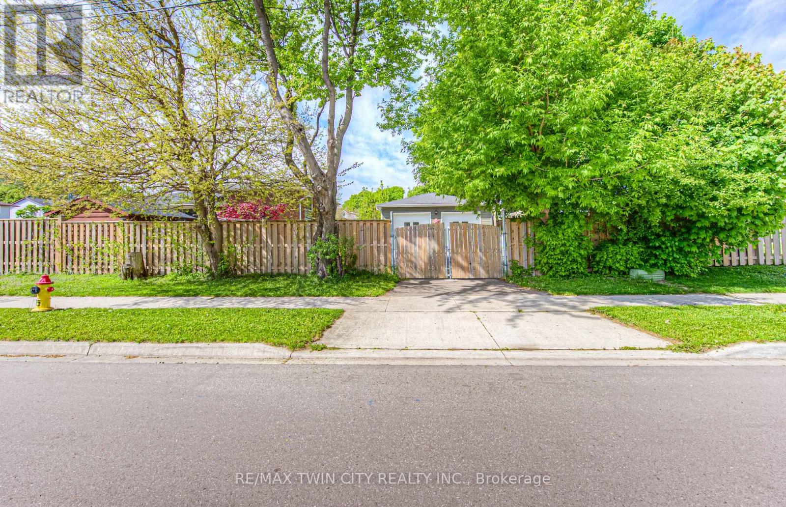 100 Jansen Avenue, Kitchener, Ontario  N2A 2L6 - Photo 2 - X12190152