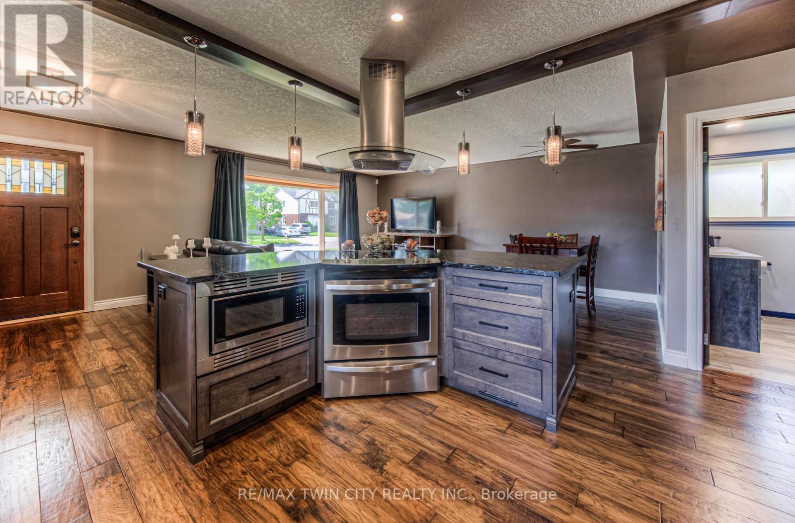 100 Jansen Avenue, Kitchener, Ontario  N2A 2L6 - Photo 8 - X12190152