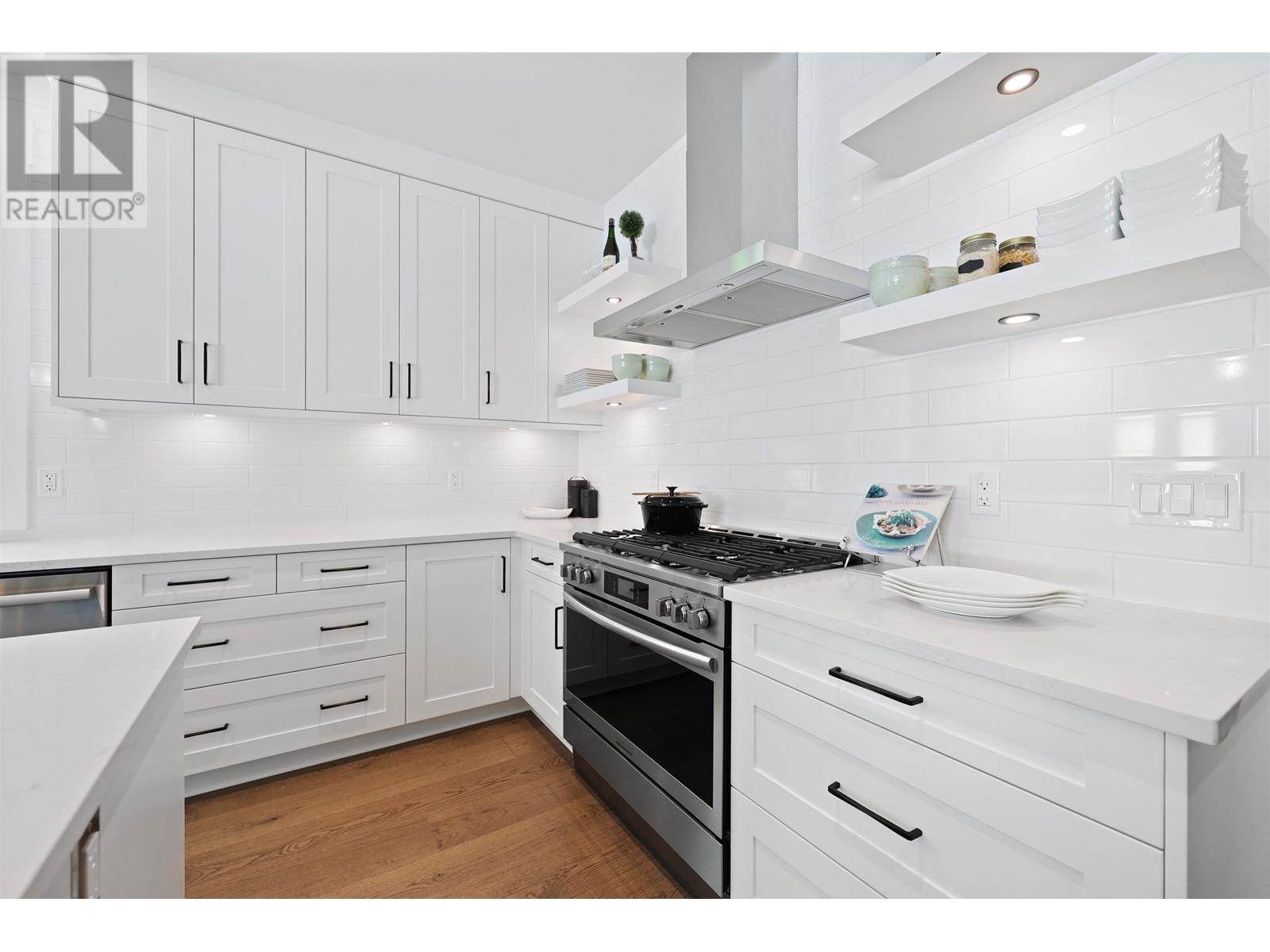 Property at 338 W 24TH STREET image 4