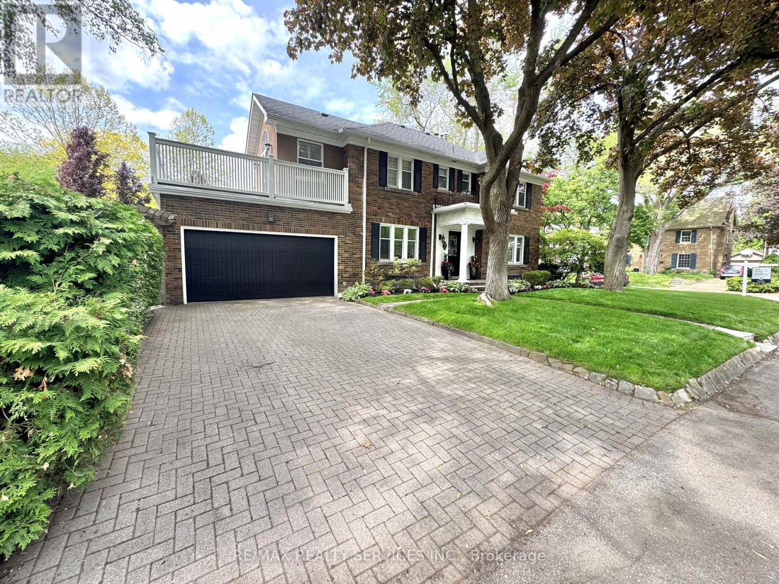 <div class="slider-price">$3,299,000</div><p>80 Jackson Avenue, Toronto, Ontario</p>