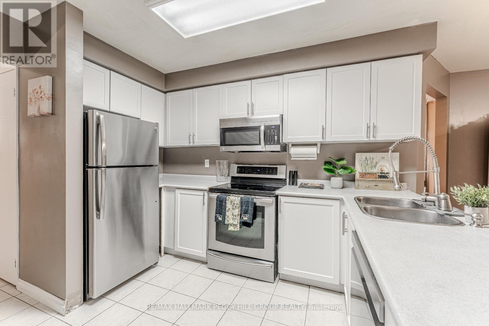 188 Kozlov Street, Barrie, Ontario  L4N 7H5 - Photo 2 - S12190316