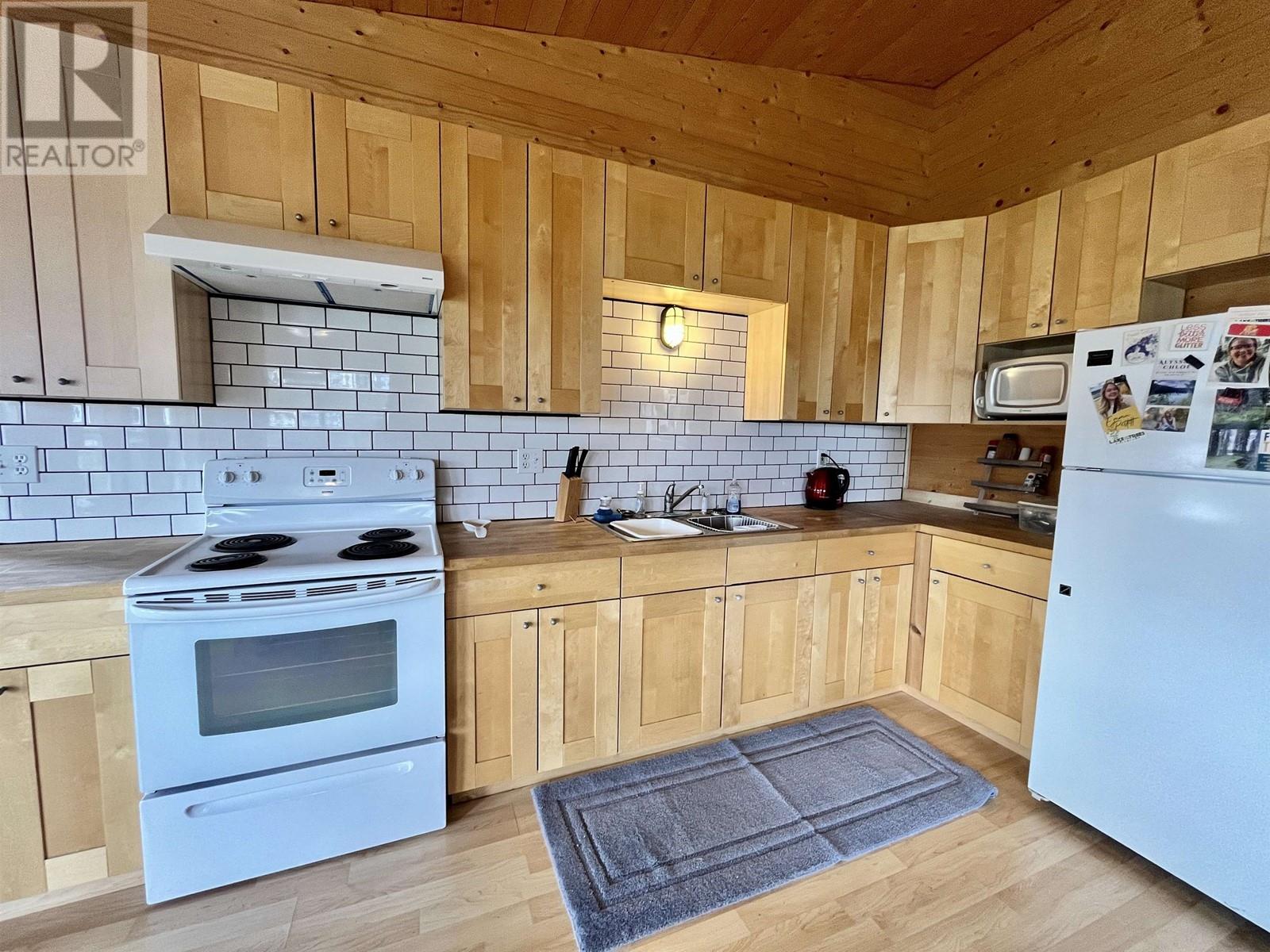 5574 Lakeside Court, 100 Mile House, British Columbia  V0K 2E1 - Photo 9 - R3009910