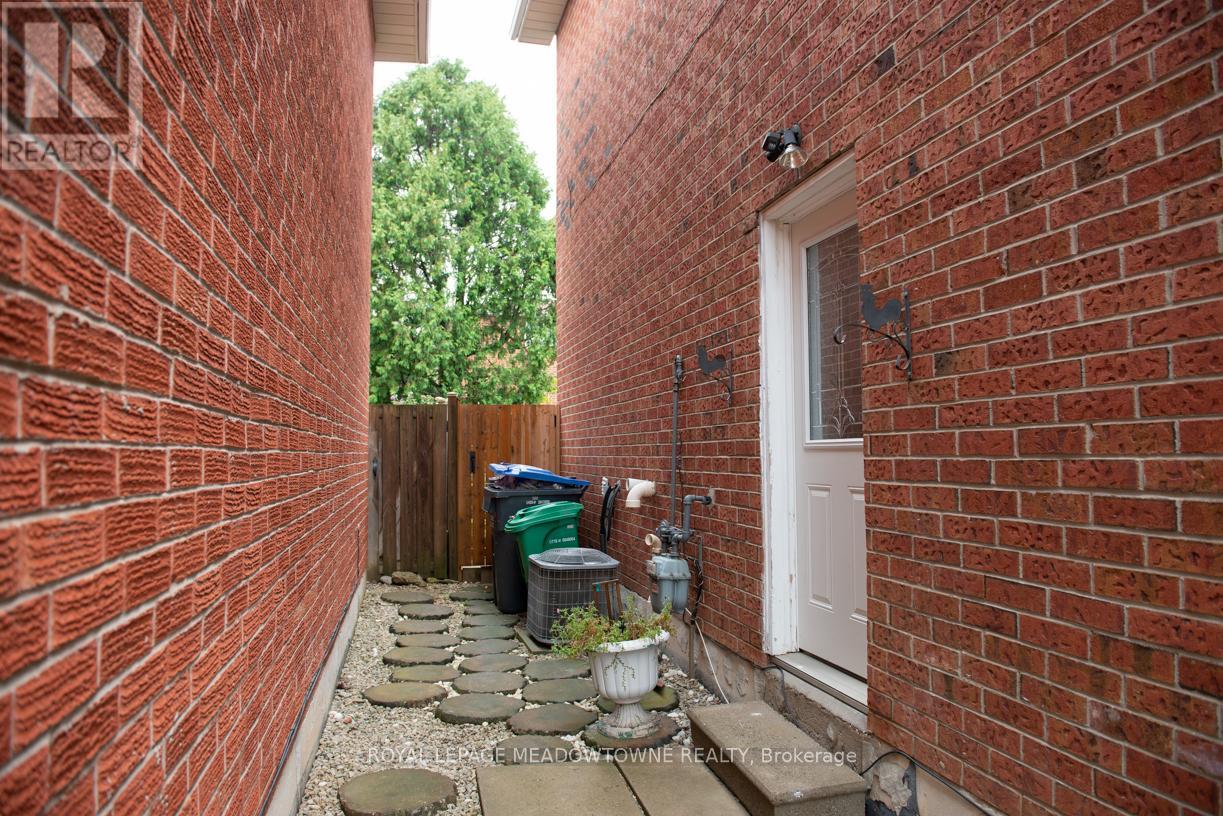 32 Clarridge Court, Brampton, Ontario  L6X 3N5 - Photo 27 - W12190320