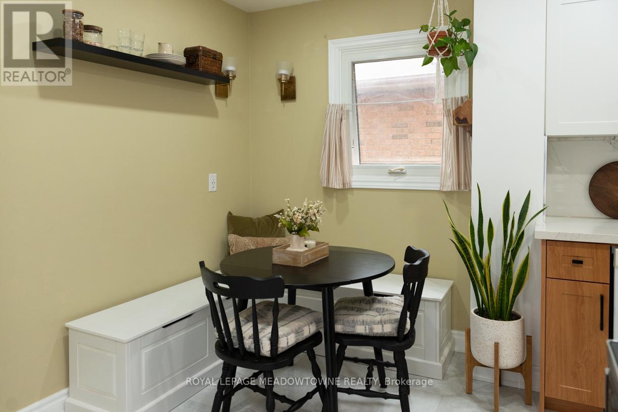 32 Clarridge Court, Brampton (Brampton West), Ontario  L6X 3N5 - Photo 7 - W12190320