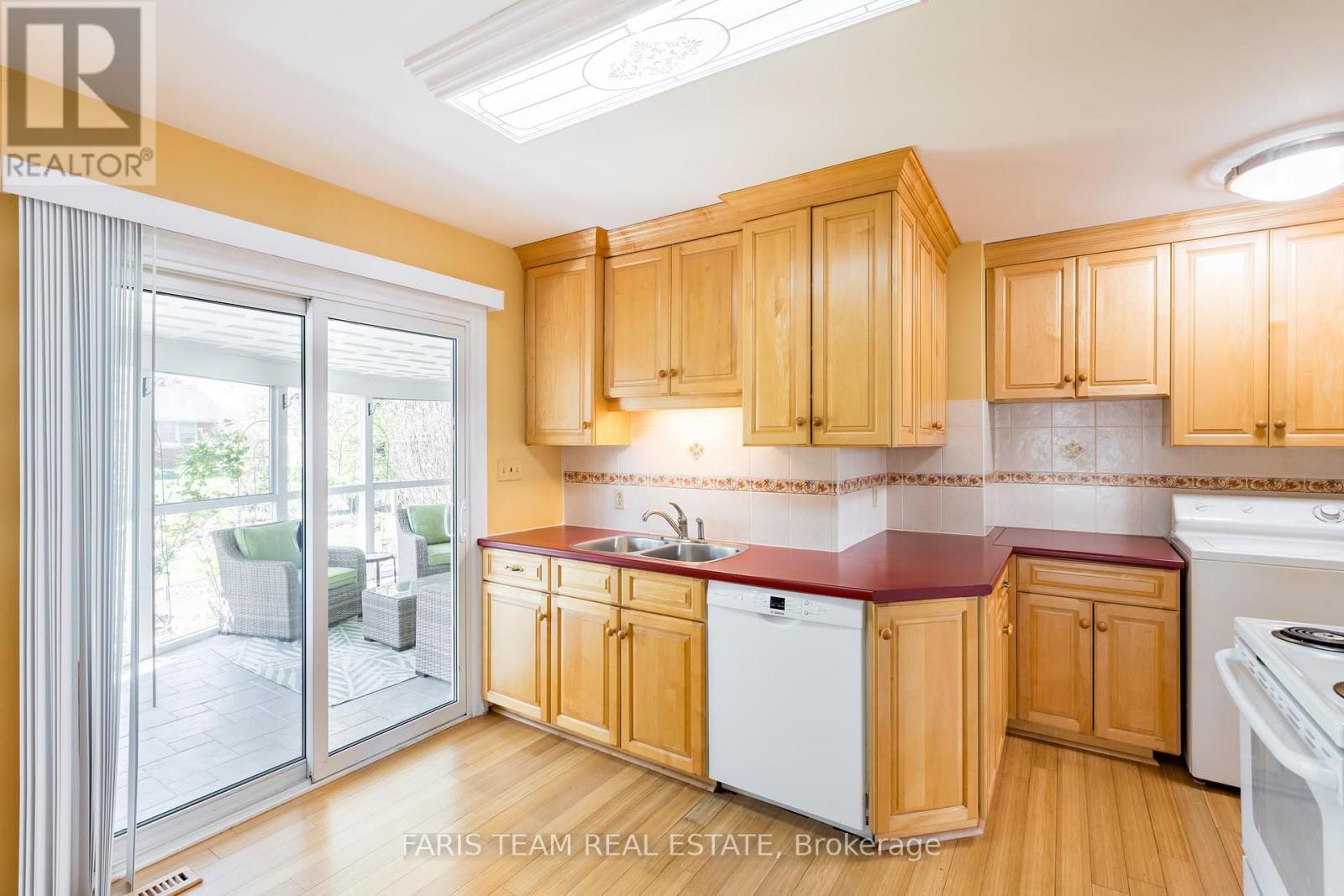 6 Glendale Drive, Welland, Ontario  L3C 4Y6 - Photo 3 - X12190273