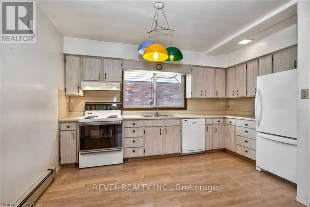 171 Stone Church Road E, Hamilton, Ontario  L9B 1A8 - Photo 3 - X12190335