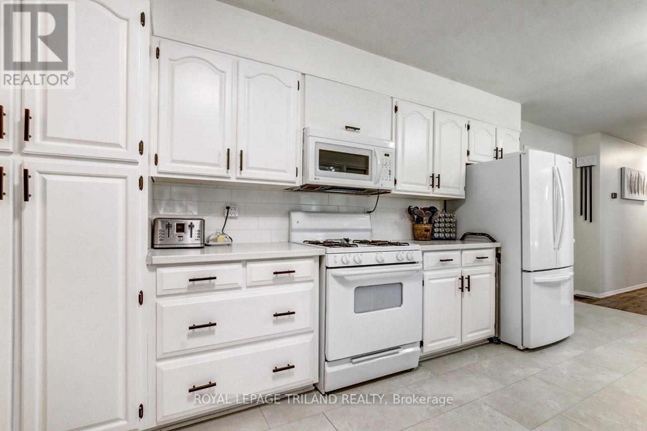9460 Currie Road, Dutton/dunwich (Wallacetown), Ontario  N0L 2M0 - Photo 9 - X12190374