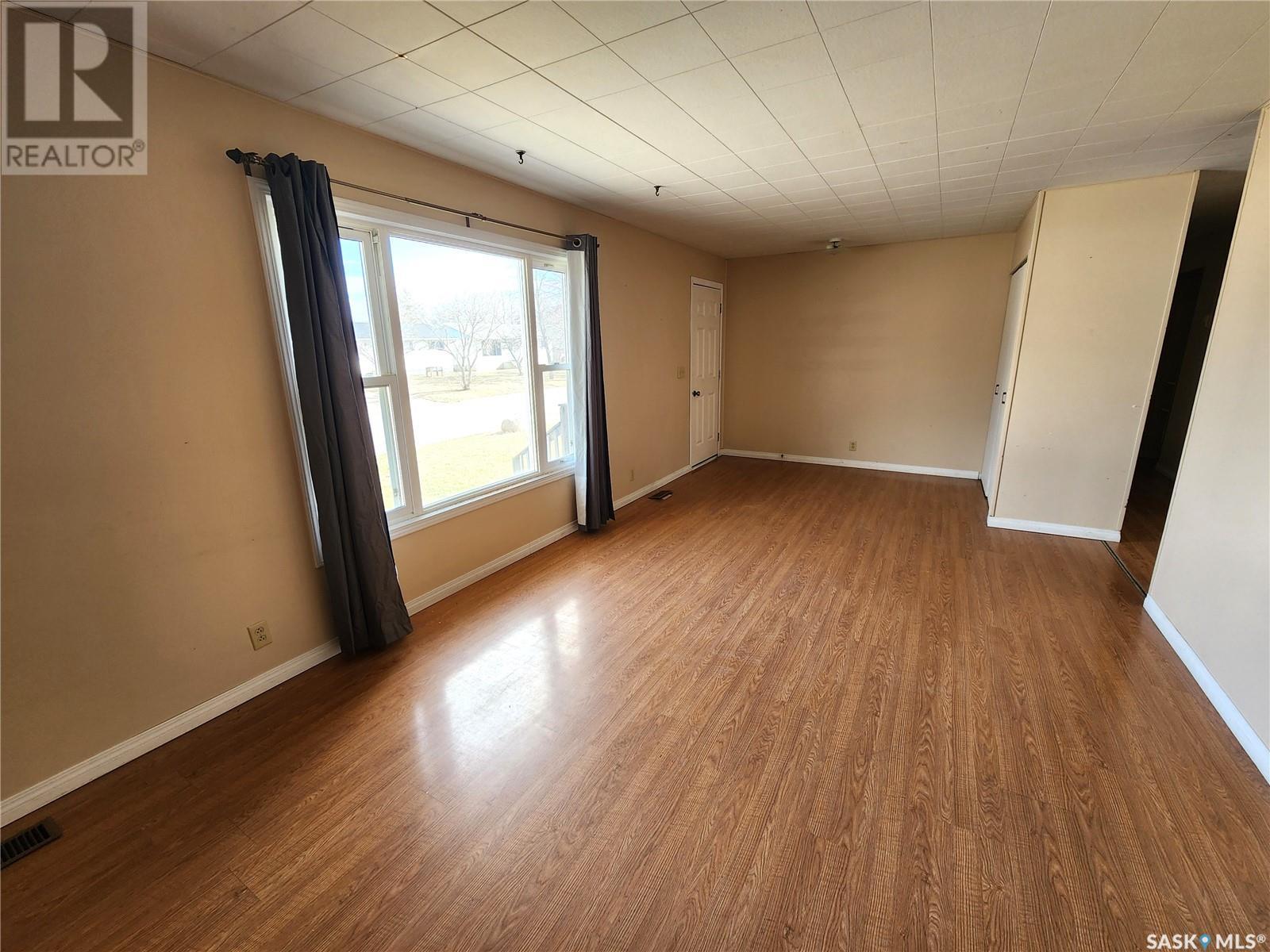209 3rd Avenue E, Lampman, Saskatchewan  S0C 1N0 - Photo 4 - SK988063