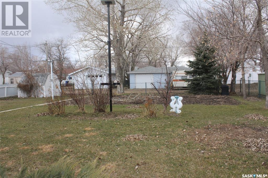 209 3rd Avenue E, Lampman, Saskatchewan  S0C 1N0 - Photo 27 - SK988063