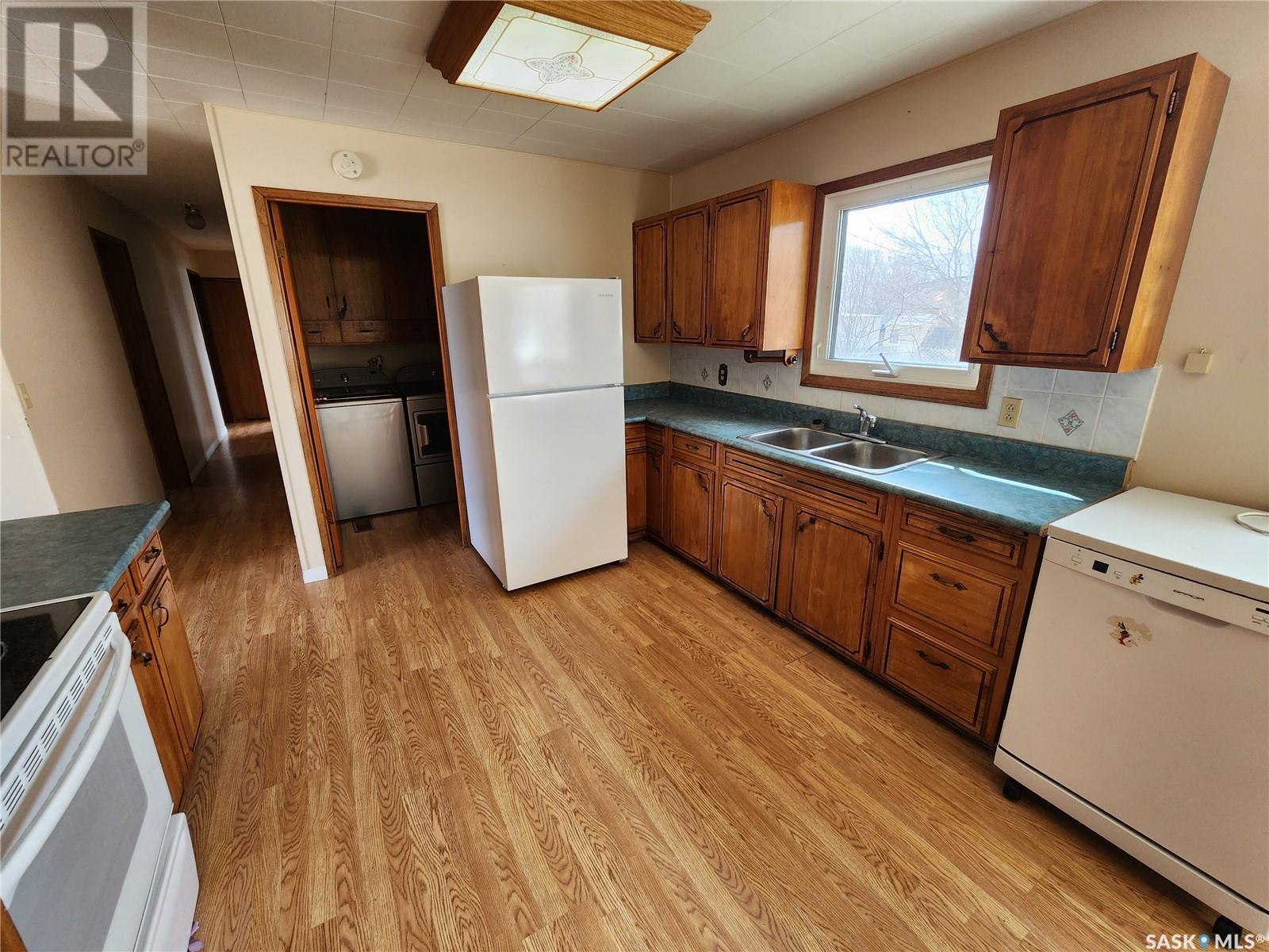 209 3rd Avenue E, Lampman, Saskatchewan  S0C 1N0 - Photo 11 - SK988063