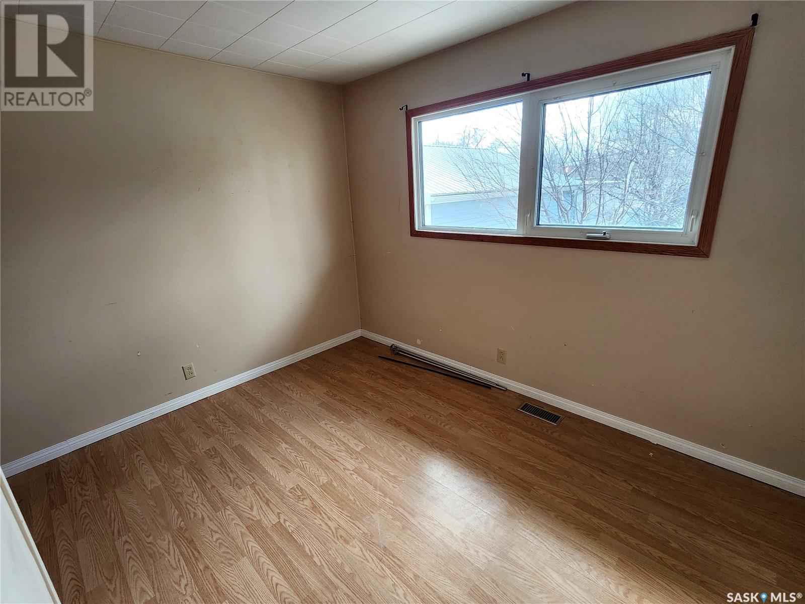209 3rd Avenue E, Lampman, Saskatchewan  S0C 1N0 - Photo 14 - SK988063