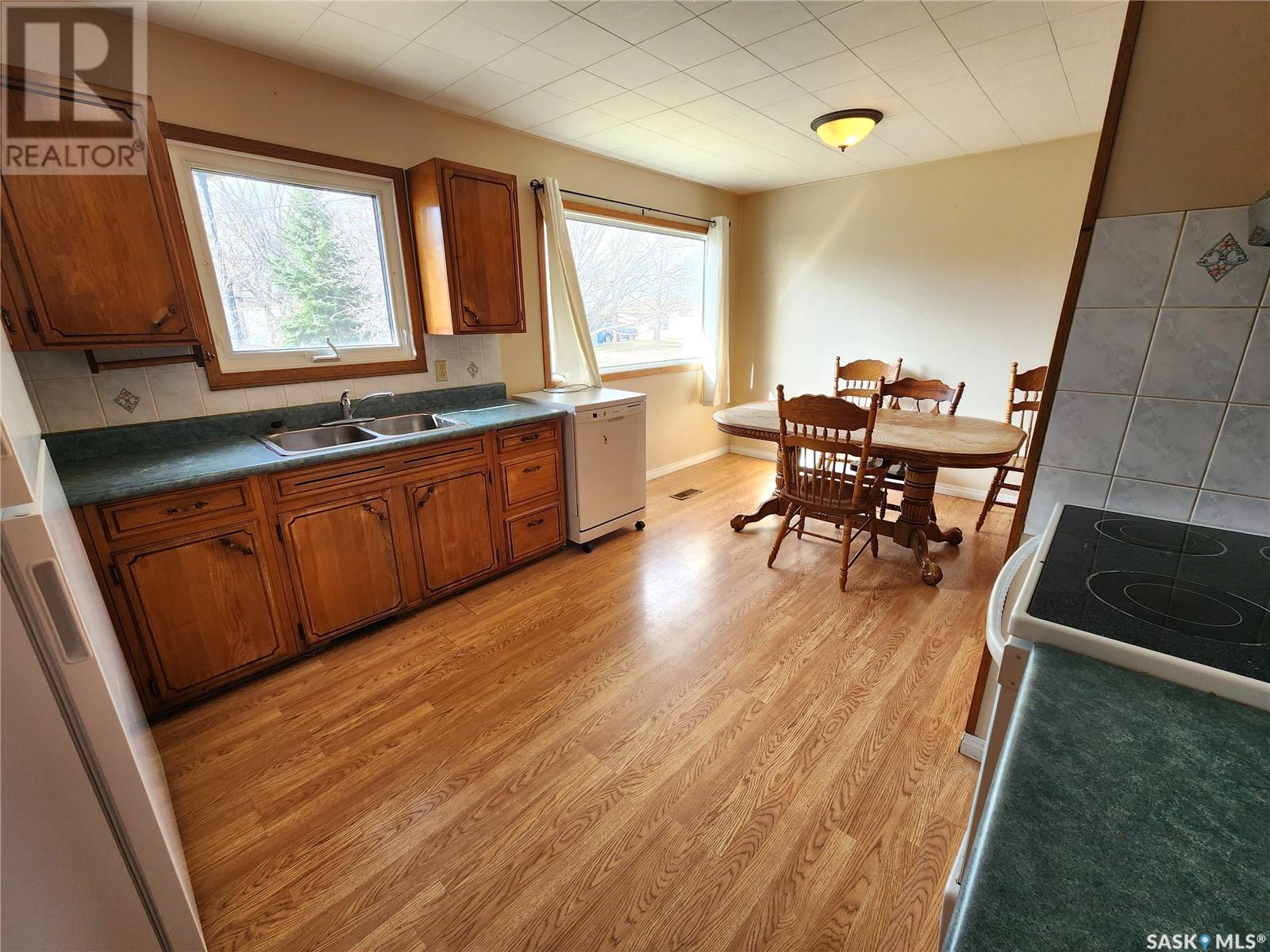 209 3rd Avenue E, Lampman, Saskatchewan  S0C 1N0 - Photo 5 - SK988063