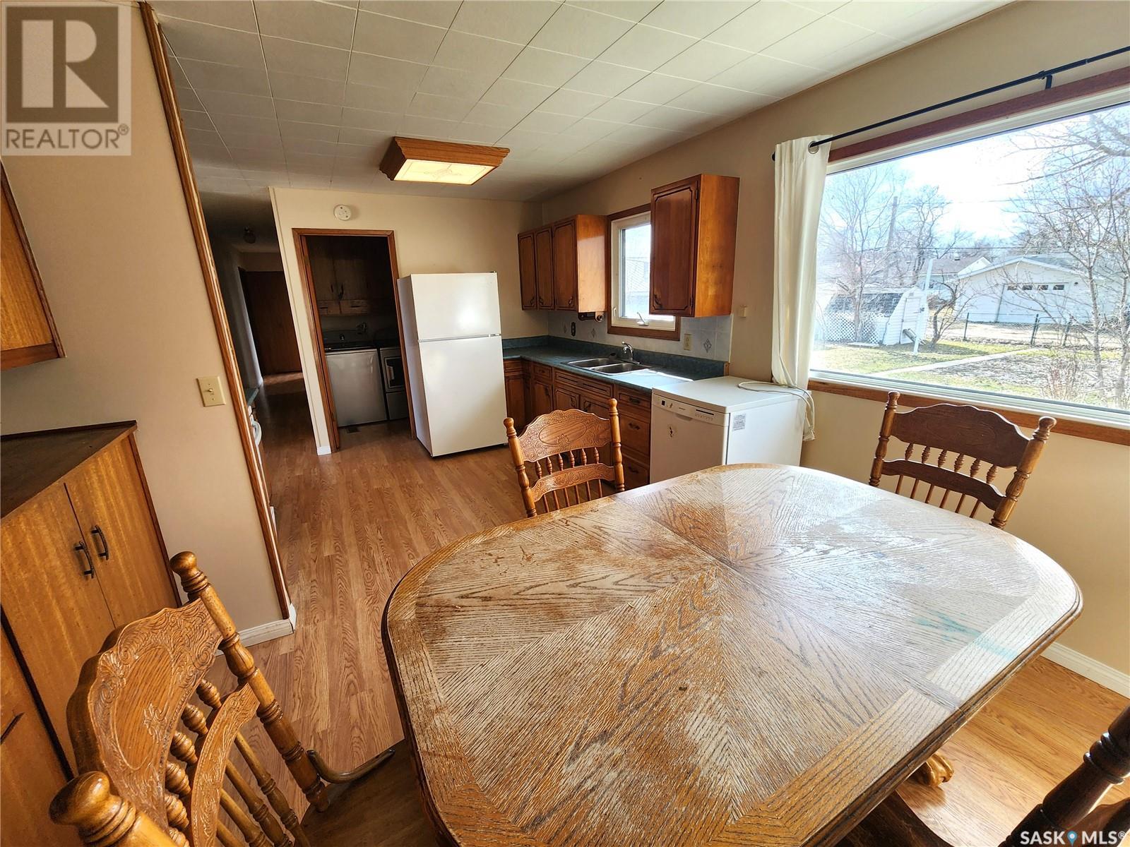 209 3rd Avenue E, Lampman, Saskatchewan  S0C 1N0 - Photo 10 - SK988063