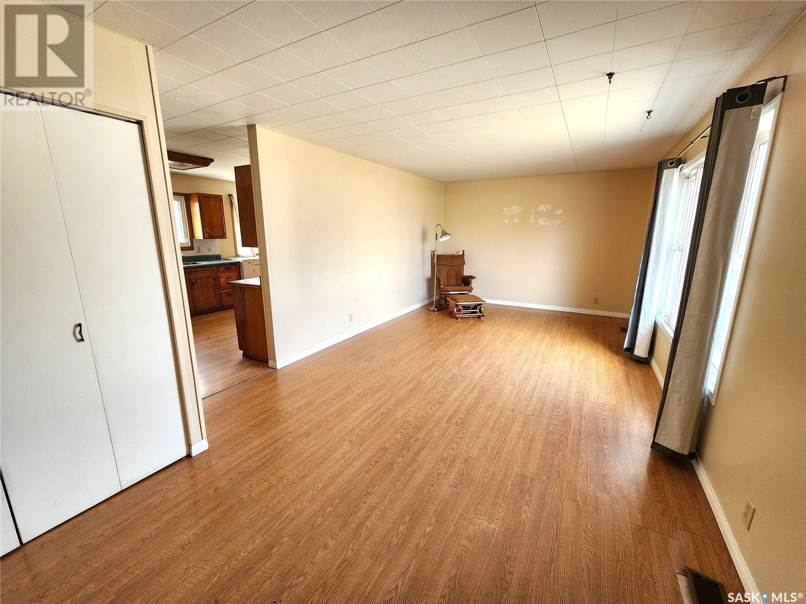 209 3rd Avenue E, Lampman, Saskatchewan  S0C 1N0 - Photo 2 - SK988063