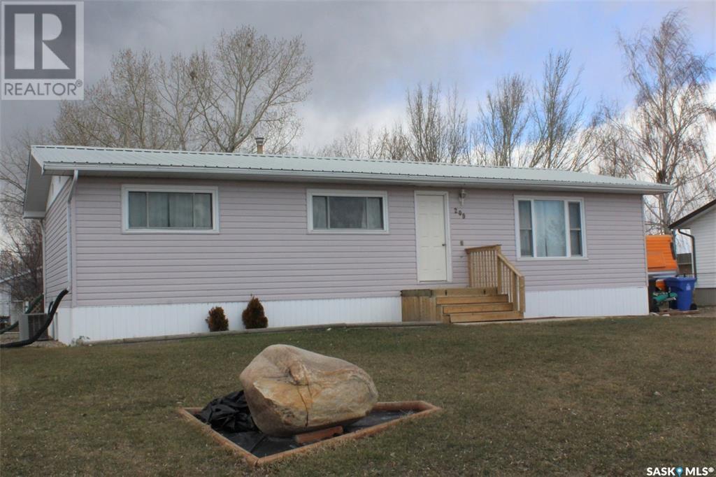 209 3rd Avenue E, Lampman, Saskatchewan  S0C 1N0 - Photo 1 - SK988063