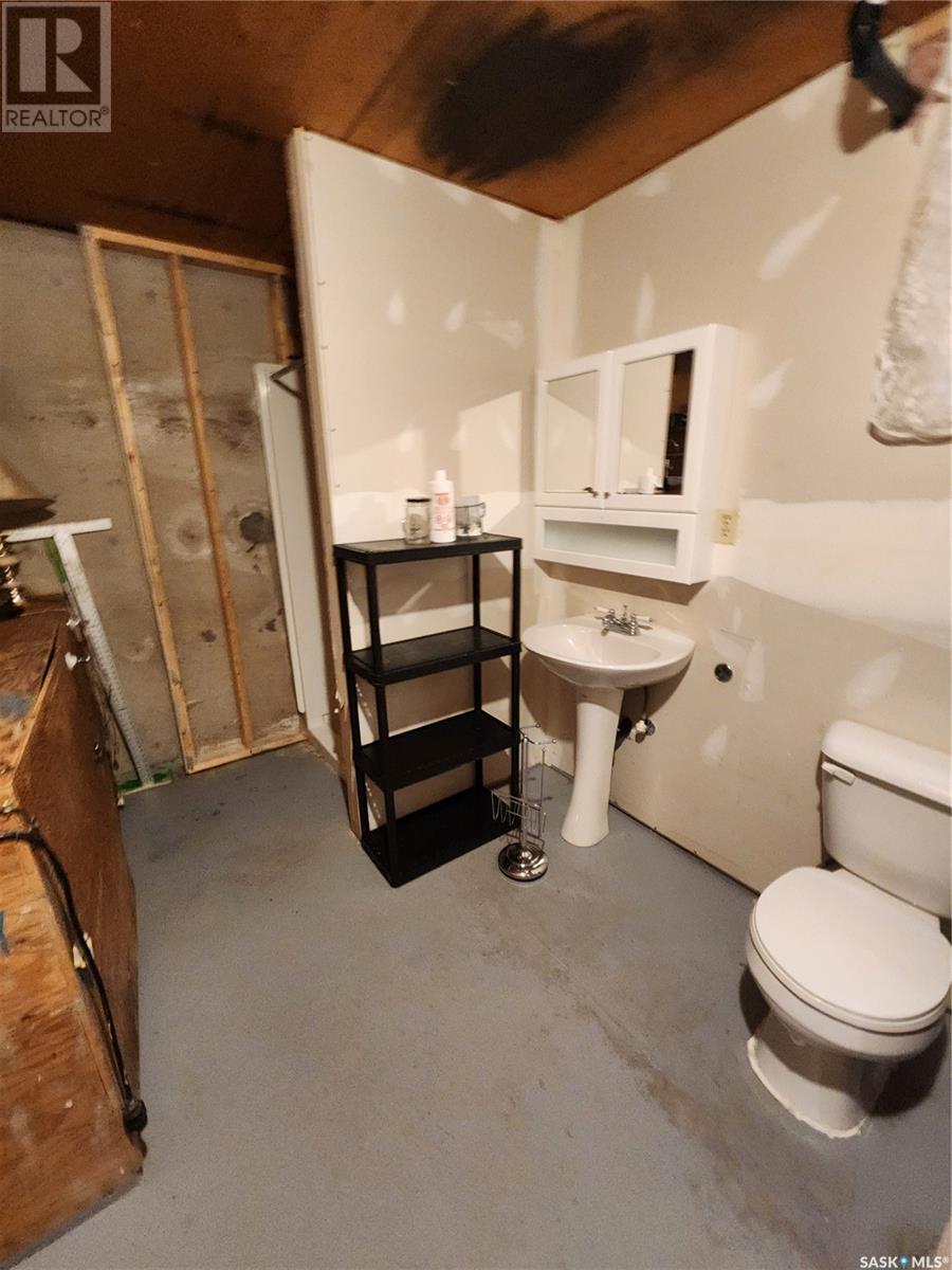209 3rd Avenue E, Lampman, Saskatchewan  S0C 1N0 - Photo 22 - SK988063